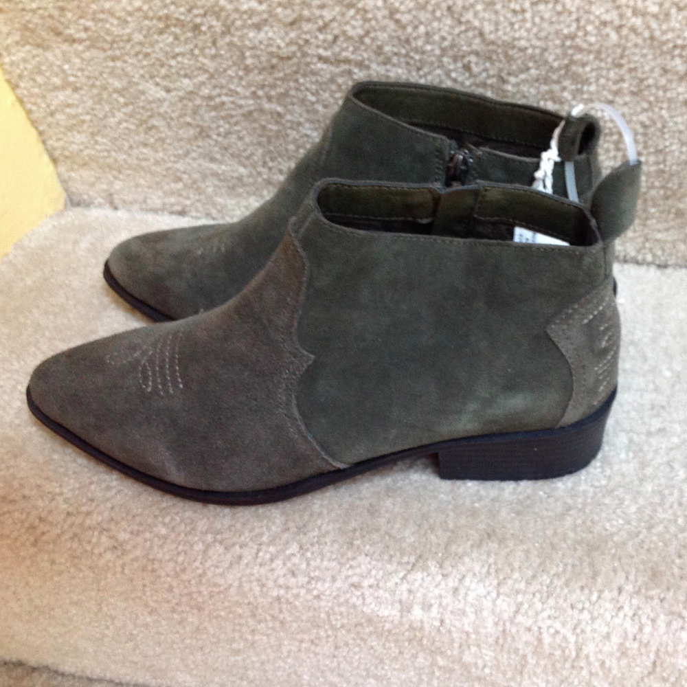 New American Eagle Outfitters Suede Ankle Western Inspired Boots